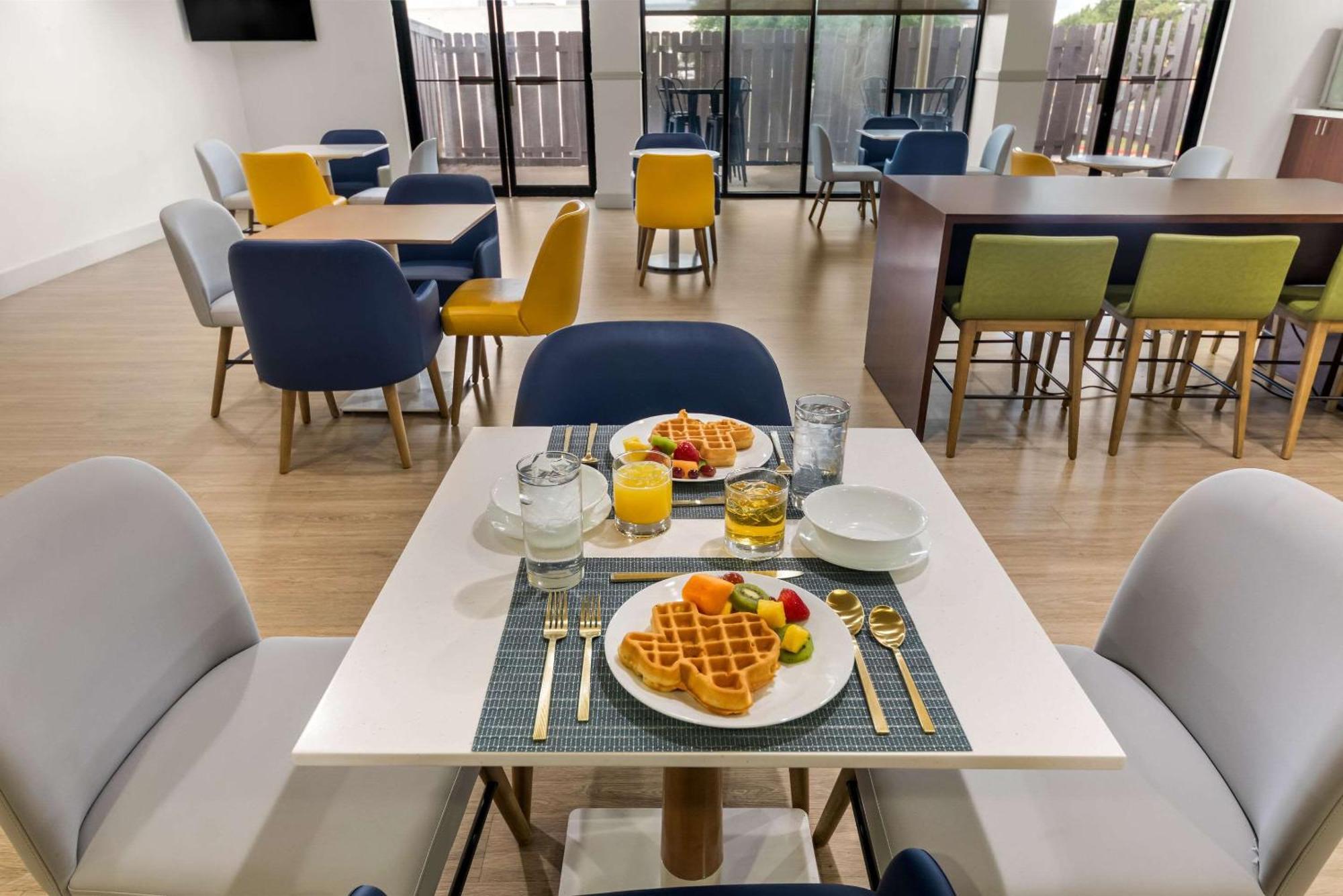 Comfort Suites Austin Airport Екстериор снимка